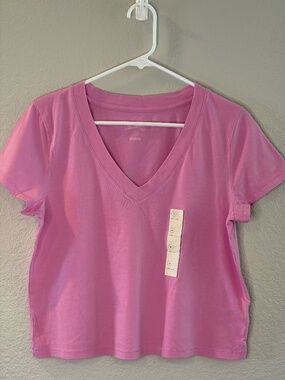 Universal Thread Womens Cropped Top . Size M Pink V-neck .  Short sleeve.